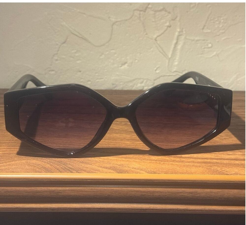 Quay Australia "Hot Gossip" Sunglasses Black Soft Cat Eye Oversized